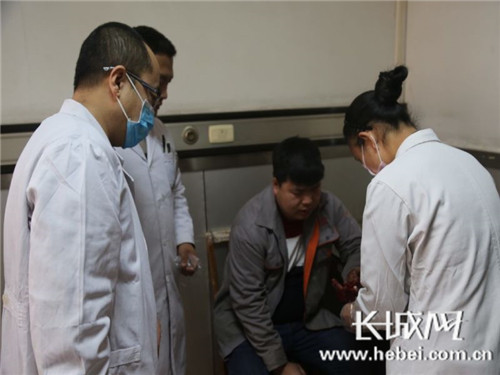 伤者在武警河北总队医院接受治疗。