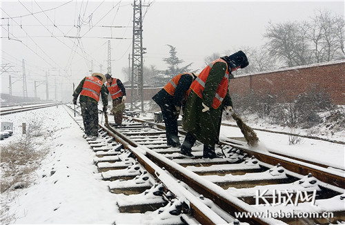 邯郸工务段:以雪为令急出动,迎风战雪保畅通