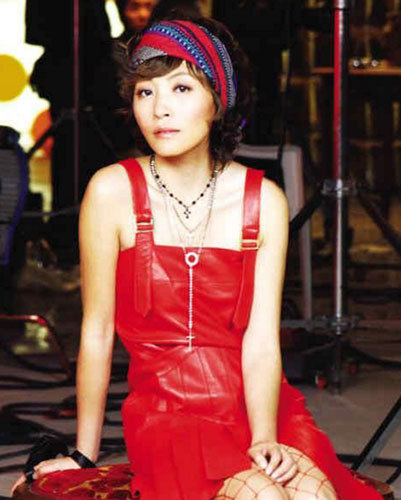 歌手陈琳毕业于曲艺专业，第一张专辑销量就达到150万，事业风生水起，无奈因两段失败的婚姻受到不小打击。 