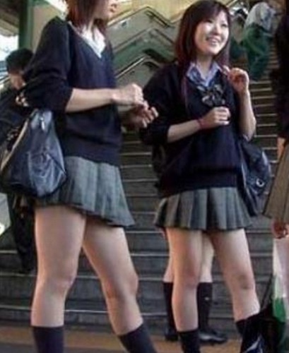 日本中学一般每十年会更新校服的款式。东京葛生高中早在三年前就开始了设计新校服的工作。