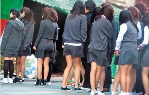 韩国的中学校服正往越来越短的趋势发展。