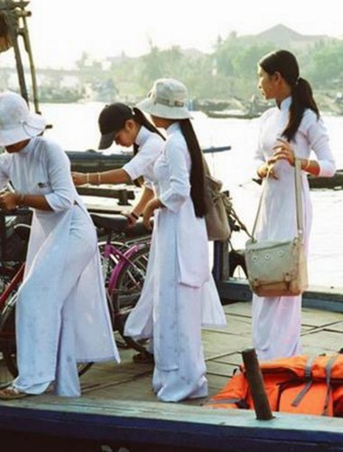 到过越南的人们，都会看到这样一道靓丽的风景，那就是穿着一袭白色越南传统服装奥黛的高中女生