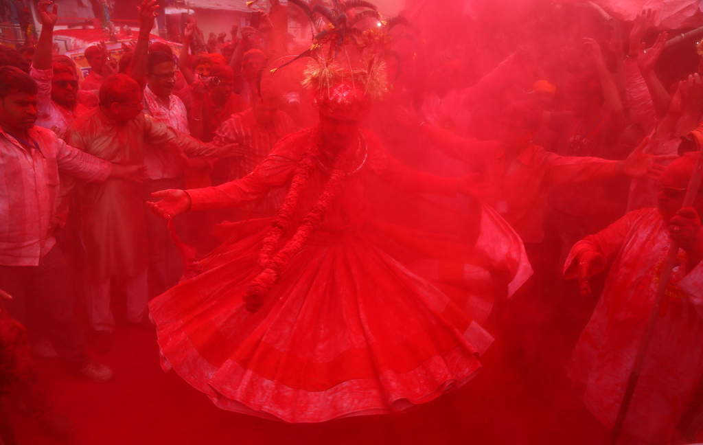 印度人狂欢过春节 男女相互泼染料撕衣服