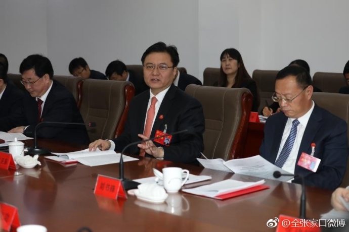 3月22日上午，武卫东与蔚县代表团代表们审查报告