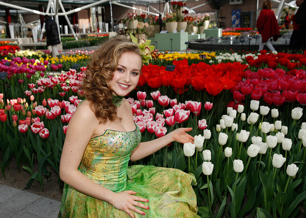3月21日，在荷兰利瑟的库肯霍夫公园，一名模特展示园内种植的郁金香。