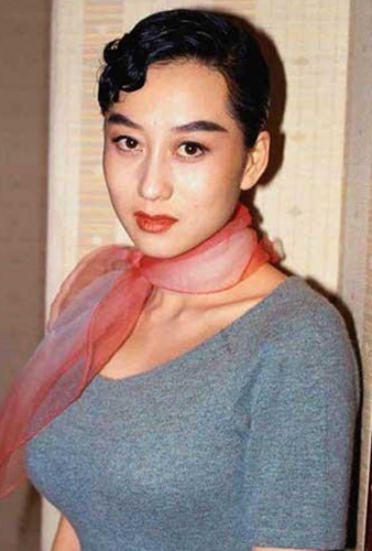 李连杰和利智结婚过后,连着生了两个女儿,大女儿遗传了夫妻的优良基因