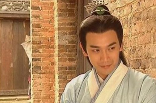 2001年他在古装剧《杨门女将之女儿当自强》中饰演英俊非凡、机智多谋的杨宗保。