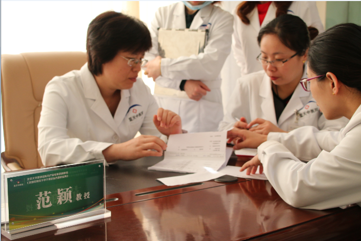 北京大学首钢医院妇产科主任范颖在和蓝天医院妇科的医生们进行学术交流