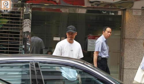 余文乐驾超级跑车出街 突然跑小巷内"面壁"