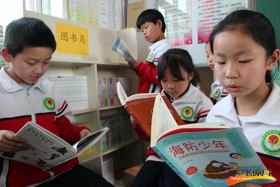 临西：小学生喜获新书 绿色园地快乐阅读