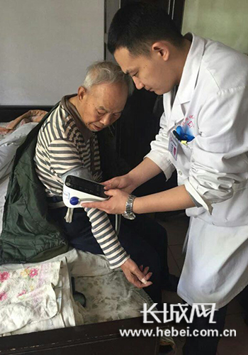 志愿者上门指导老人进行居家康复。图片由河北省优抚医院提供