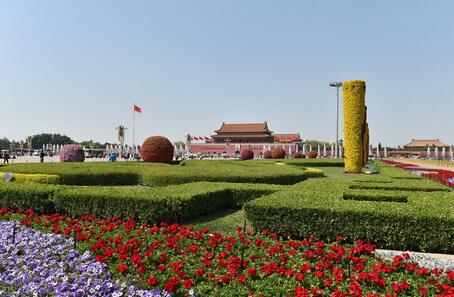 北京天安门广场装扮一新 花团锦簇喜迎“五一”