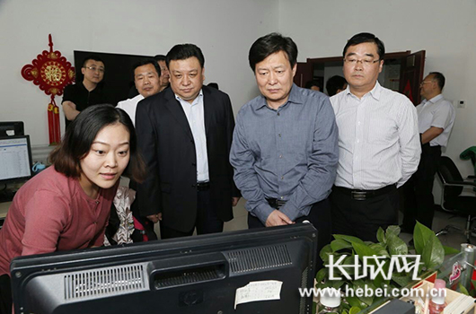 河北广播电视台党委书记、台长武鸿儒一行到正在筹建的长城新媒体集团进行调研。记者 任飞宇 摄
