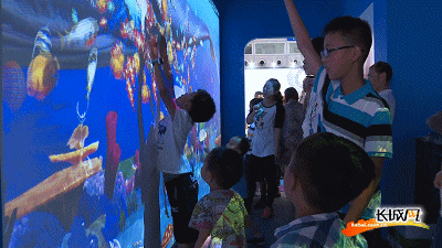 孩子们体验AR技术造就的“手绘海洋”。长城网 李全 摄