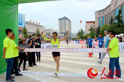 青海西宁选手黄印斌摘得山地跑项目男子组冠军