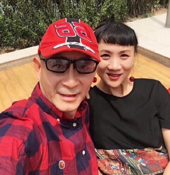 六小龄童庆结婚29周年与妻甜蜜自拍