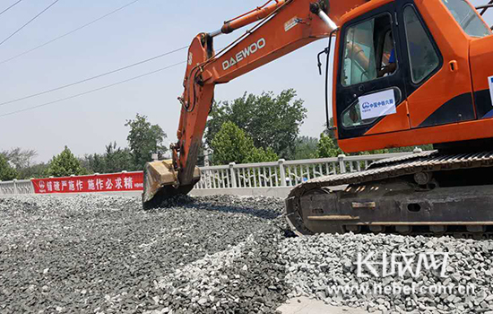 石济客专引入石家庄枢纽工程线路铺渣工作正在进行中。长城网 宁晓雪 摄