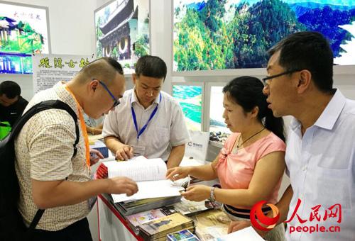 吕梁市文物旅游局总工程师周瑞美（右二）与北京假日自助游传媒总经理高君（左一）现场洽谈