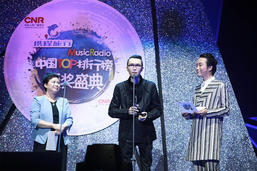 李玉刚为年度最受欢迎唱片方大同颁奖