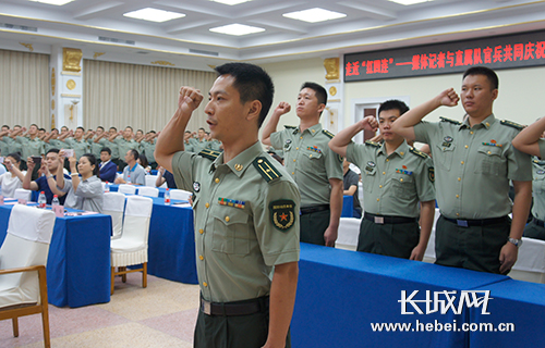 河北省军区直属队官兵重温军人誓词。记者 宁晓雪 摄