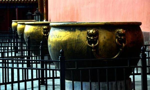 紫禁城里的大铜缸 600年洗尽繁华沧桑变幻