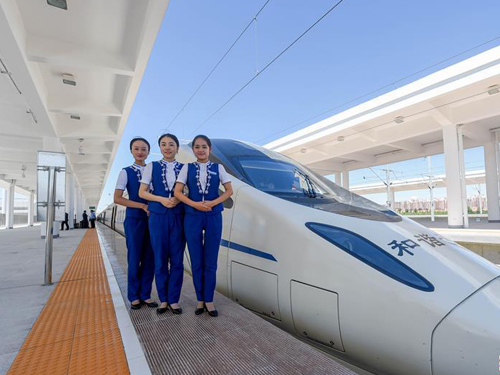 内蒙古首条高铁开通运营