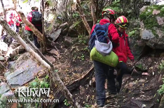 救援小组为被困驴友换上自己的装备，并护送两名被困驴友下山。