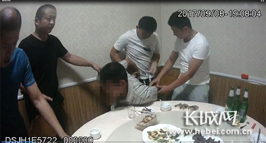 犯罪嫌疑人被逮捕。图片由邯郸峰峰矿区公安分局提供