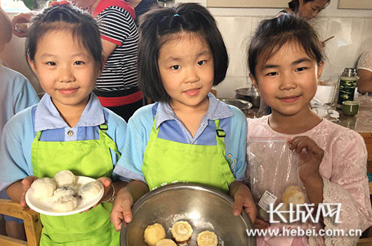 孩子们展示自己做的月饼。图片由石家庄市桥西区育英小学提供