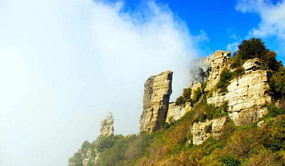 [助力旅发大会]登奇峰白石山 穿云衣体验云中仙