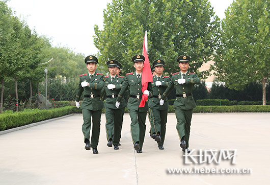 秦皇岛公安消防支队举行升旗仪式。图片由秦皇岛公安消防支队提供