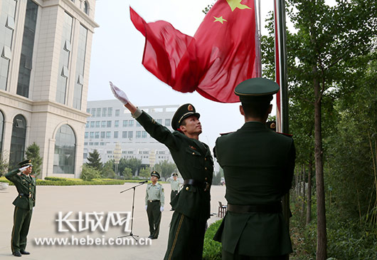 秦皇岛公安消防支队举行升旗仪式。图片由秦皇岛公安消防支队提供