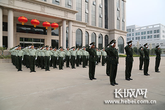 秦皇岛公安消防支队举行升旗仪式。图片由秦皇岛公安消防支队提供