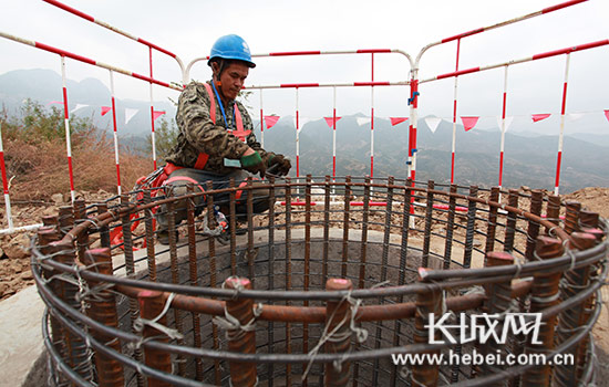 中秋佳节，河北电力人主动放弃休假，奋战在工程建设一线。
