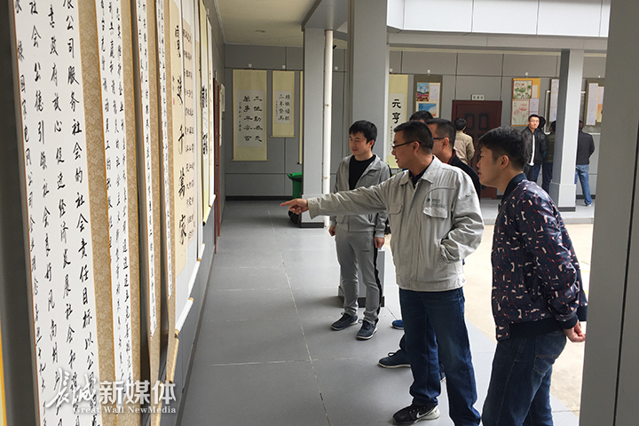 电力员工参观美术、书法作品展。图片由河北省送变电公司提供