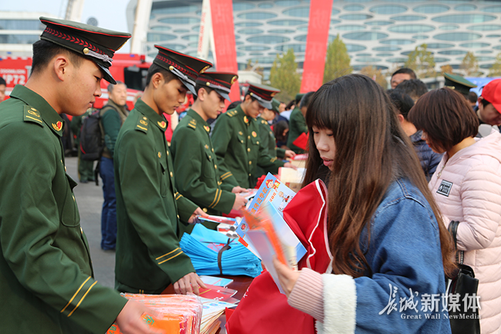 活动期间，沧州消防向市民发放消防宣传品