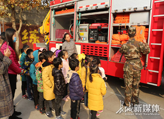 师生参观消防车辆。图片由邯郸公安消防提供