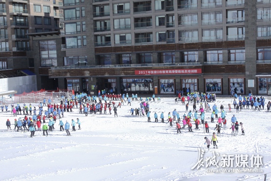 张家口市首届万名小学生滑雪体验活动启动