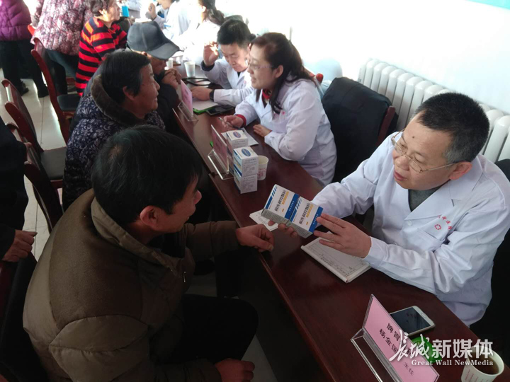 河北省中医院开展精准扶贫冬季暖心服务活动