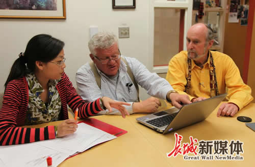 河北省地震局监测网络中心高级工程师王红蕾（左一）进行学习交流。