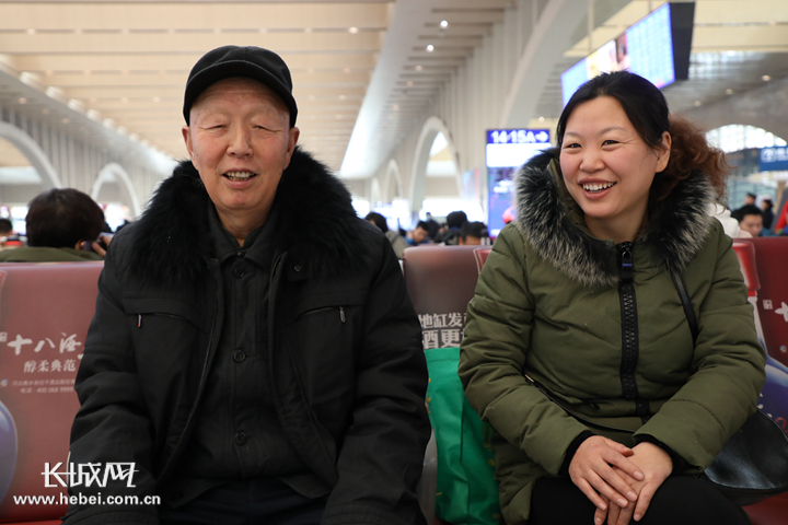 唐世昌(左)及其女儿.记者 高琳哲 摄