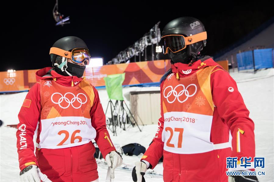 冬奥探营:运动员备战自由式滑雪雪上技巧赛