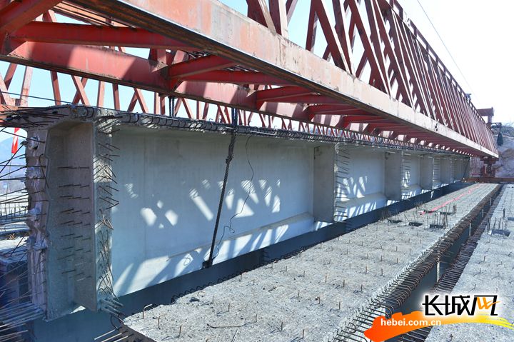 西阜高速石家庄段张家庄大桥完成主体工程