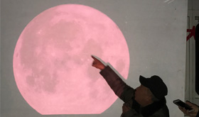 今年元宵节天文观测车拉近了月亮与市民的距离