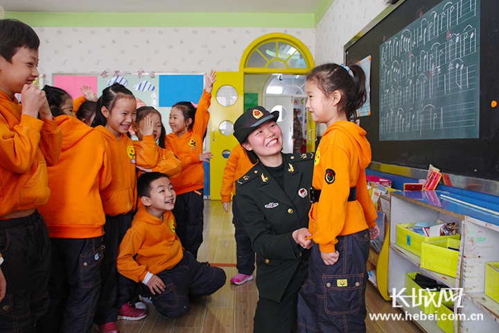 河北省军区直属队官兵与幼儿园小朋友进行课堂互动
