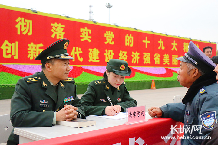 河北省军区官兵在河北省博物院北广场向市民提供法律咨询服务