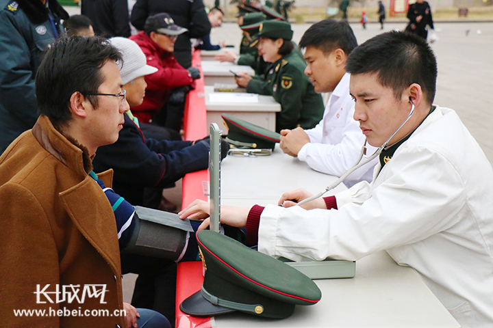 河北省军区官兵在省博物院北广场向市民提供医疗服务