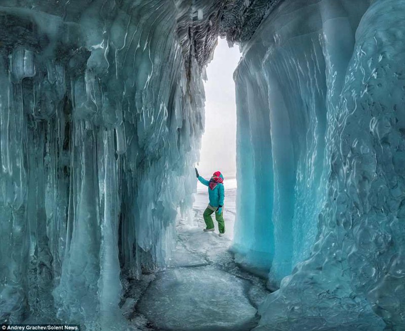 贝加尔湖上令人惊艳的冰洞