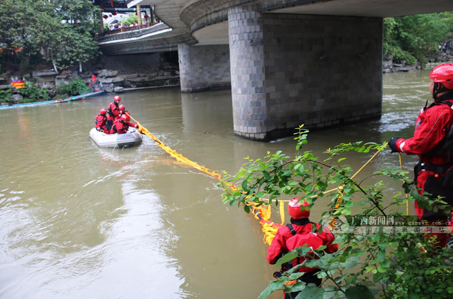 广西桂林龙舟翻船搜救结束 40人获救17人死
