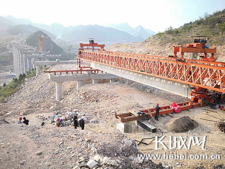 太行山高速邯郸段王家大桥首片40米T梁完成架